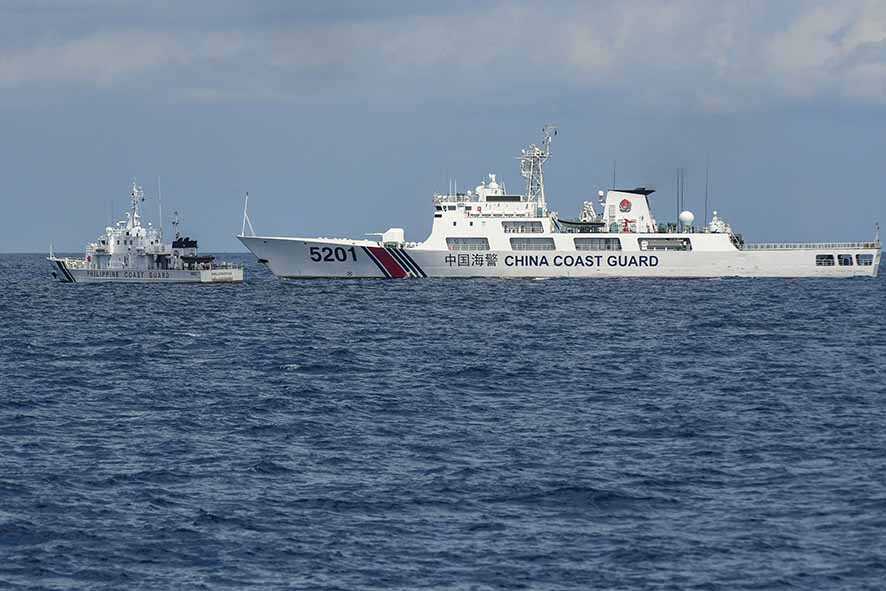 Penjaga Pantai Tiongkok  Nyaris Tabrak Kapal Filipina