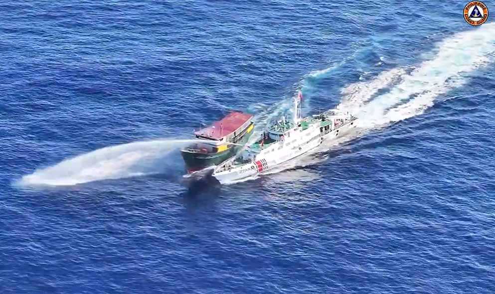 Penjaga Pantai Tiongkok Tabrak Kapal Filipina
