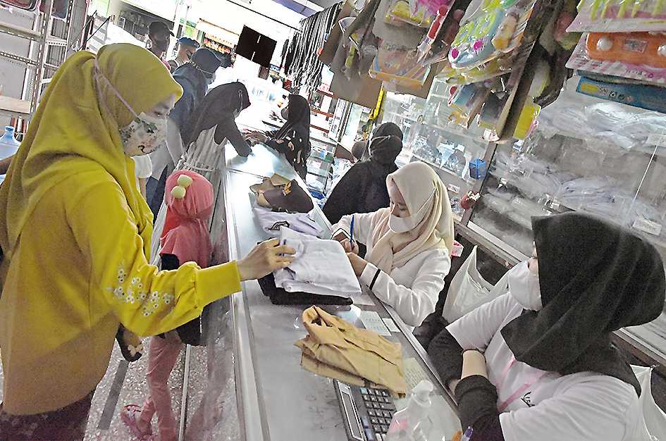 Penjualan Seragam Sekolah di Pertokoan ­Royal Pasar Lama Kota Serang