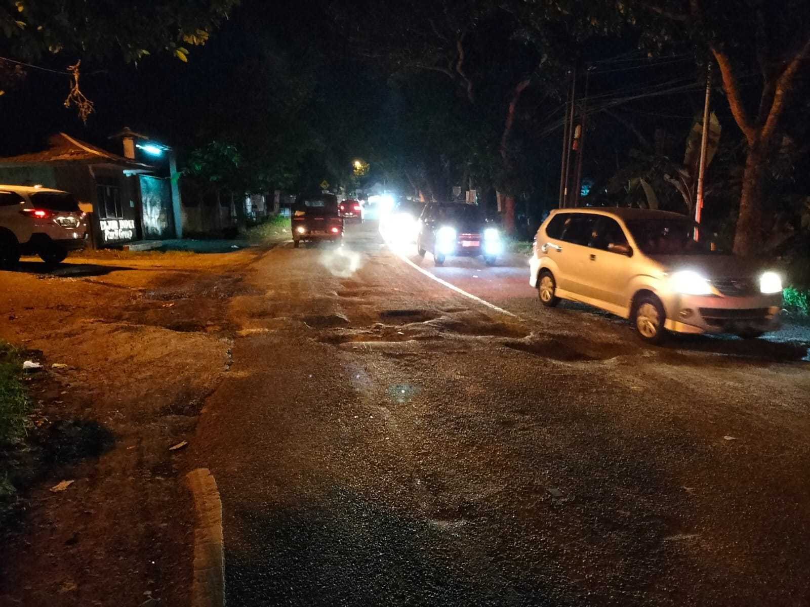 Penuh Lubang, Jalan Rangkasbitung-Pandeglang Sebabkan Kecelakaan dan Kemacetan
