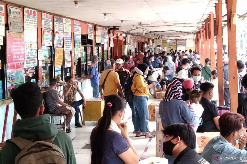 Penumpang di Semua Moda Transportasi Naik