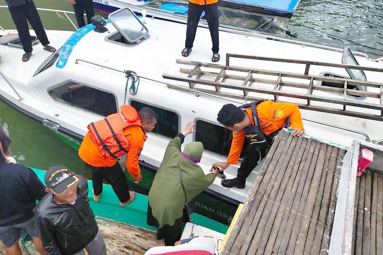 Penumpang Kapal Mati Mesin di Perairan Banggai Laut dievakuasi Tim SAR