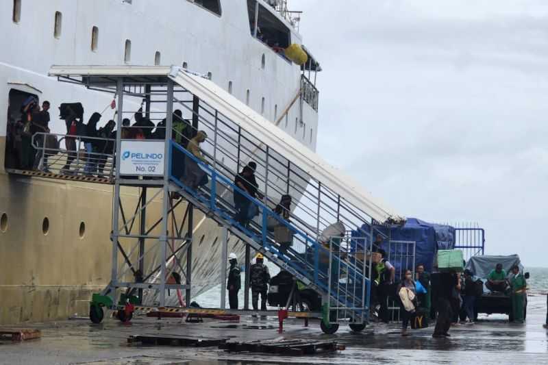 Penumpang Kapal Pelabuhan Makassar Diimbau Siaga Hadapi Cuaca Ekstrem