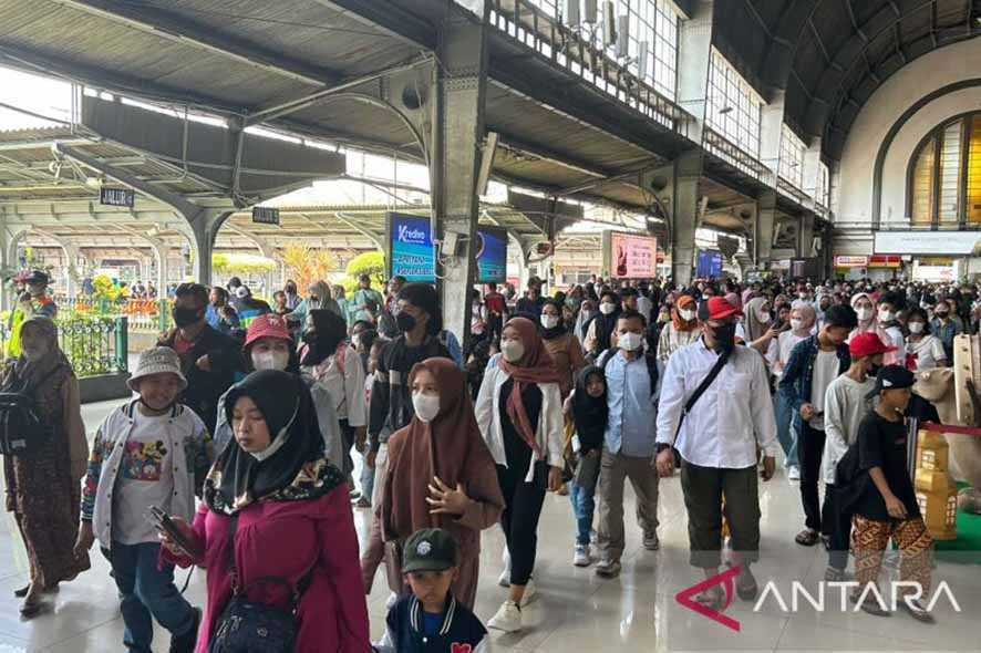 Penumpang KRL Padati Stasiun Jakarta Kota Saat libur Lebaran