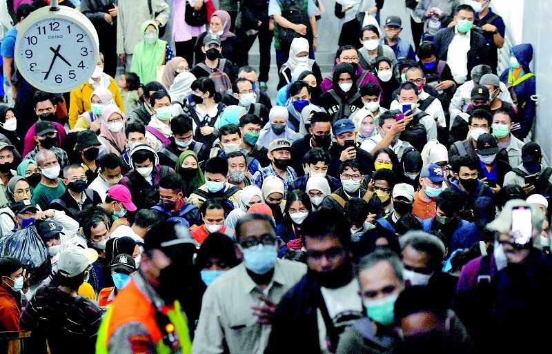 PENUMPANG KRL PADATI STASIUN MANGGARAI