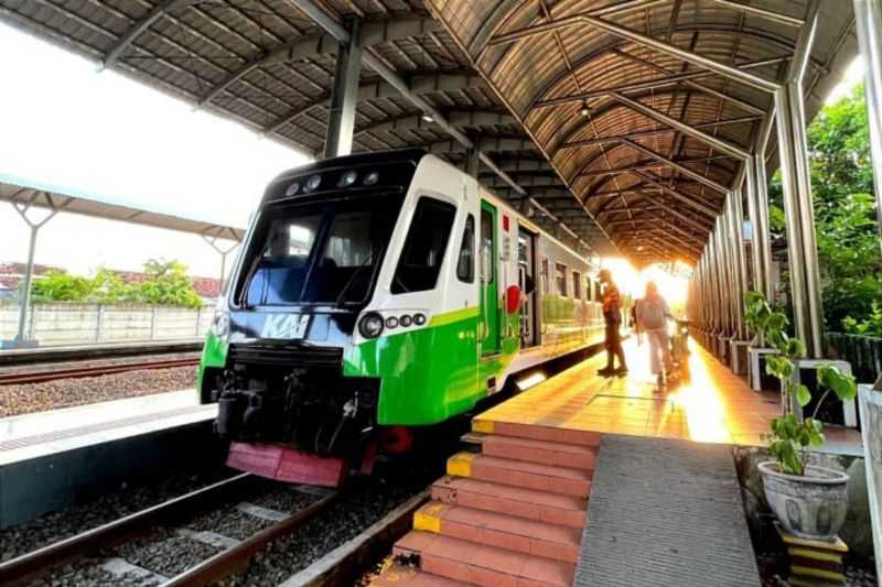 Penumpang Padat, KAI Commuter Prediksi 900 Ribu Orang Naik KRL di Hari Pertama Kerja