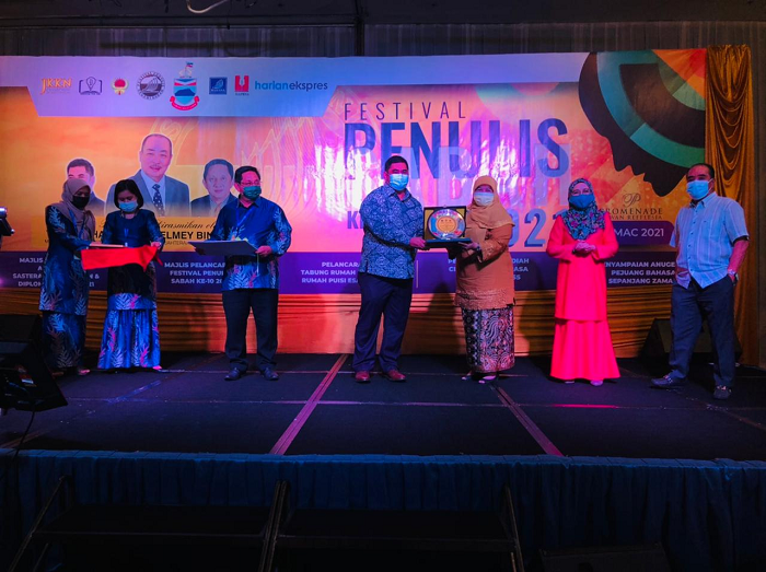 Penyair Indonesia Menerima Anugerah Sastera Kemanusiaan dan Diplomasi Asean dalam Festival Penulis Sabah 2021