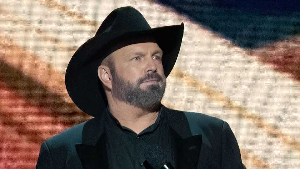 Penyanyi Country Garth Brooks Dituduh Melakukan Pemerkosaan