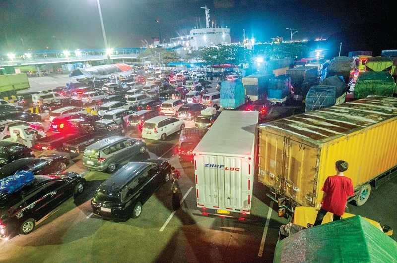 PENYEBERANGAN DARI MERAK - BAKAUHENI TERTUNDA AKIBAT CUACA BURUK