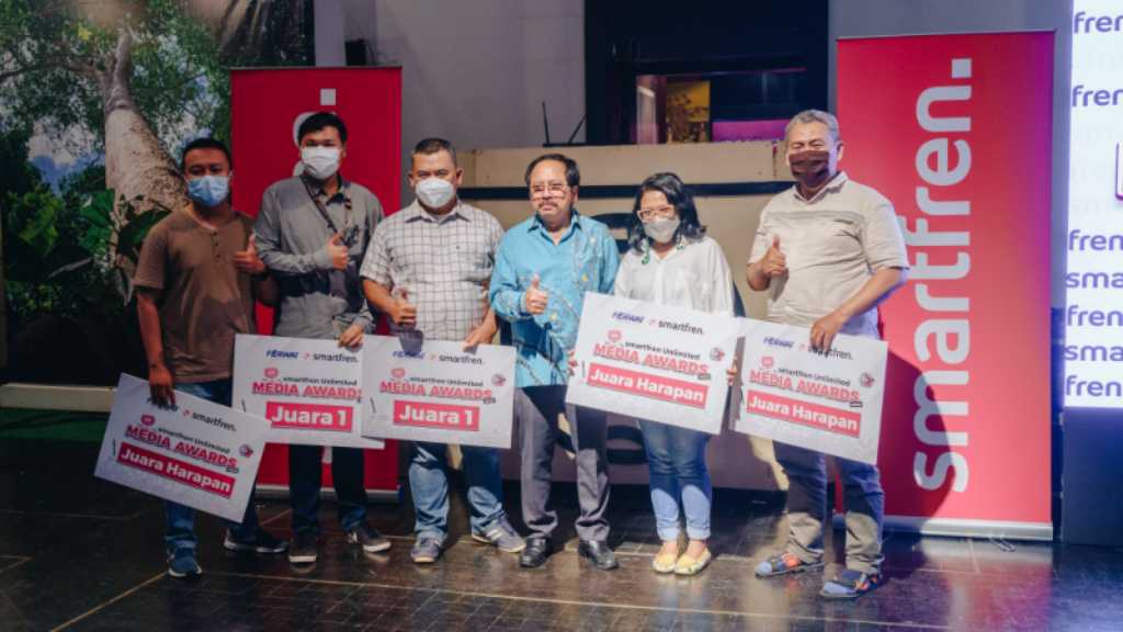 Penyerahan Penghargaan untuk Pemenang Smartfren Unlimited Media Awards 2022 3