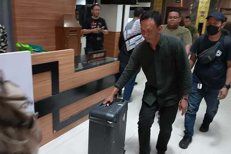 Penyidik KPK Tinggalkan Balai Kota Semarang Bawa Tiga Koper Besar