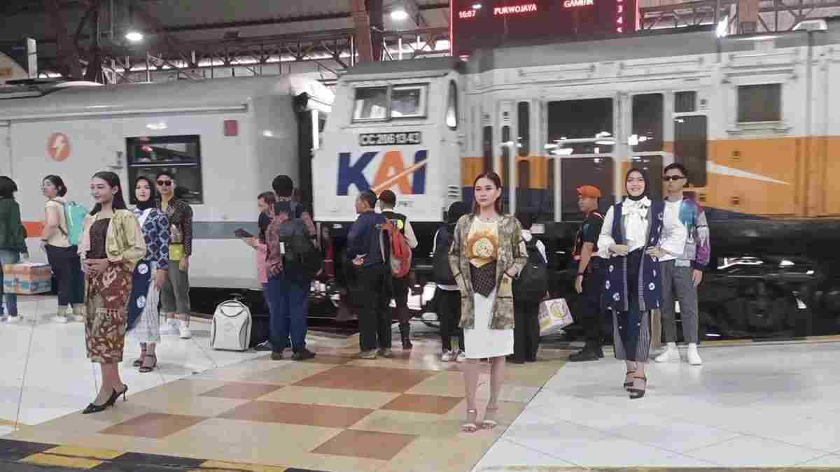 Peragaan Busana di Stasiun