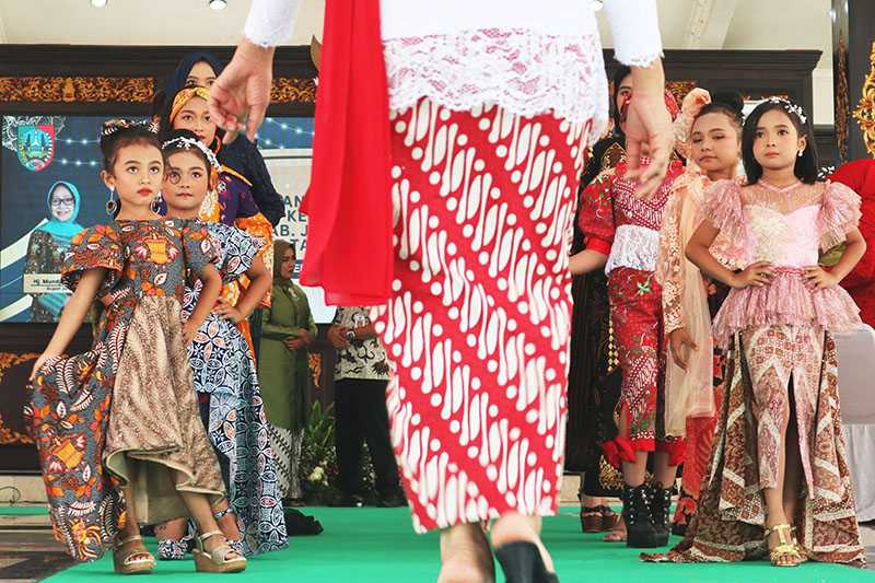 Peragaan Kebaya dan Batik di Jombang