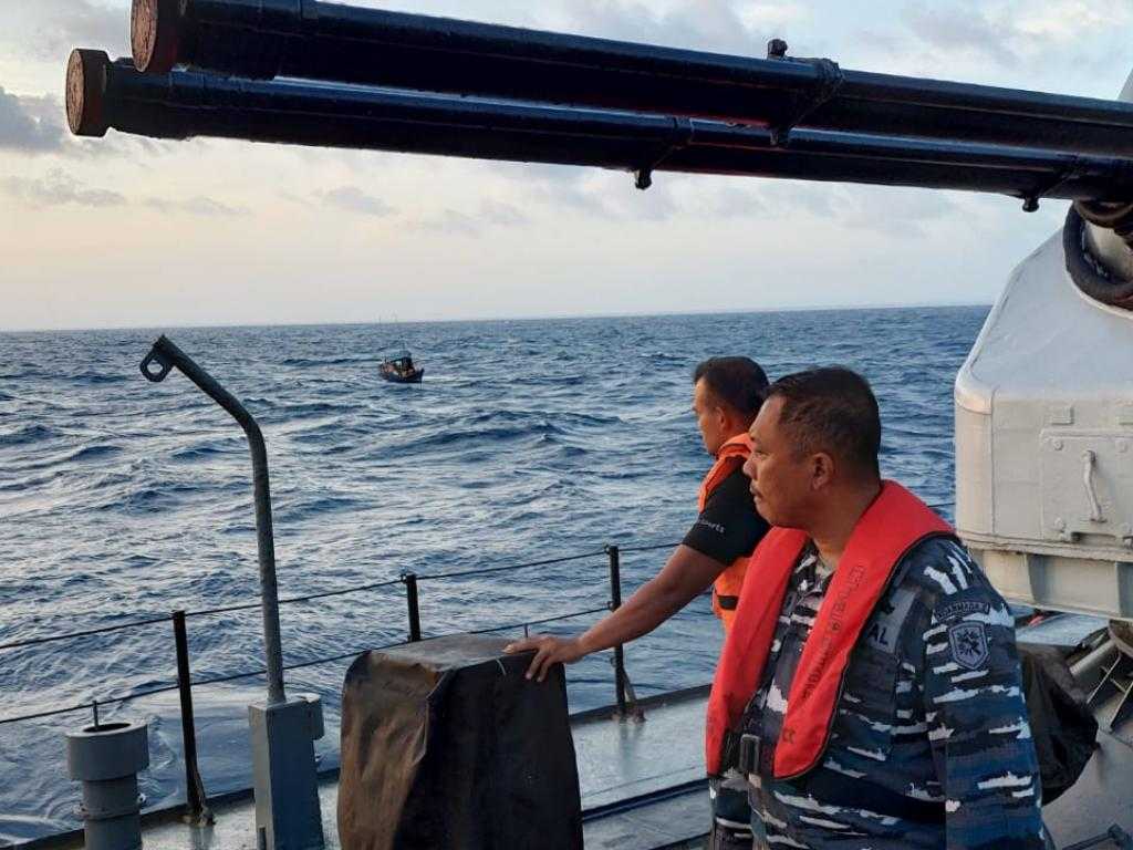 Perahu Kecil Nelayan Terombang-ambing di Tengah Laut dalam Keadaan Mesin Mati, Lalu Kapal Perang Lewat dan Inilah yang Terjadi