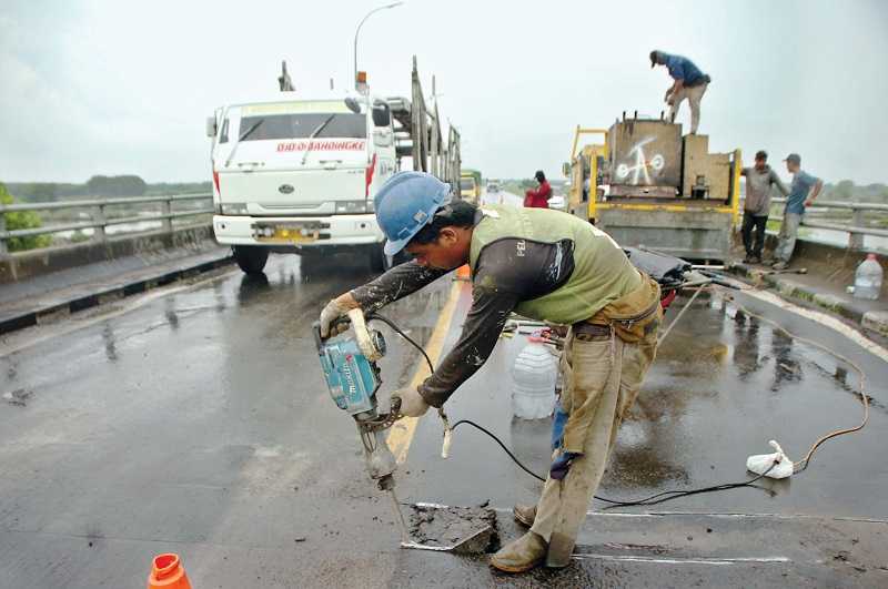 PERBAIKAN JALAN DI BREBES UNTUK KELANCARAN ARUS MUDIK