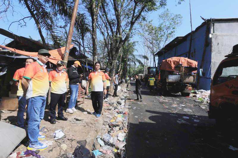 Percepat Pembongkaran Sampah Kurangi Antrean Truk