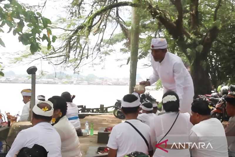 Perdana, Umat Hindu Samarinda Upacara 'Melasti' di Sungai Mahakam