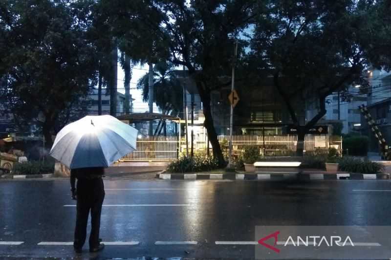 Perhatian! Lima Wilayah Jakarta Diperkirakan Hujan Minggu Siang, Kecuali Daerah Ini