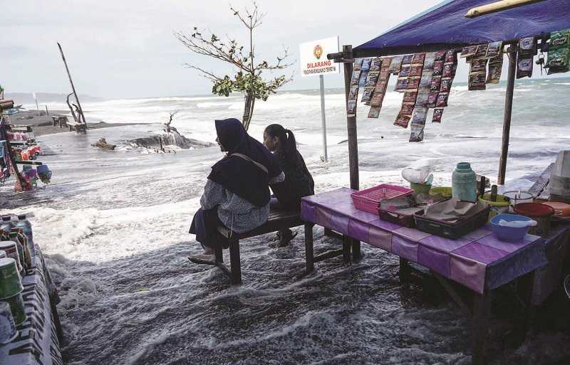 PERINGATAN GELOMBANG TINGGI DI SELATAN JAWA