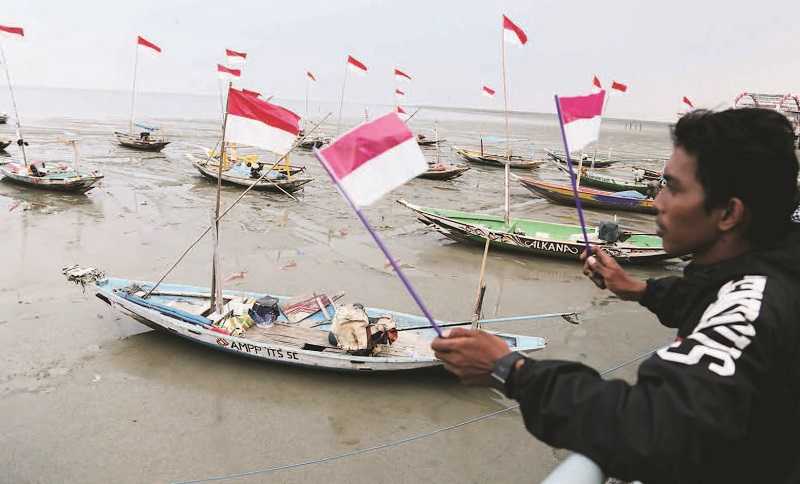 PERINGATAN HARI NUSANTARA DI PANTAI KENJERAN SURABAYA