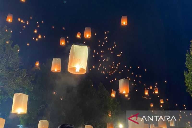 Peringatan Waisak, Ribuan Lampion Terangi Langit Candi Borobudur