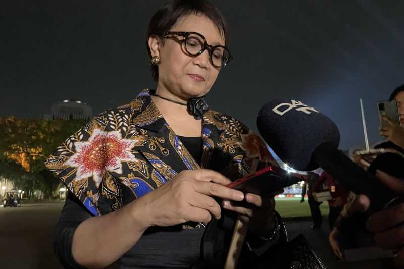 Peringati Hari Batik Nasional, Para Menteri Kabinet Turut Meriahkan Istana Berbatik