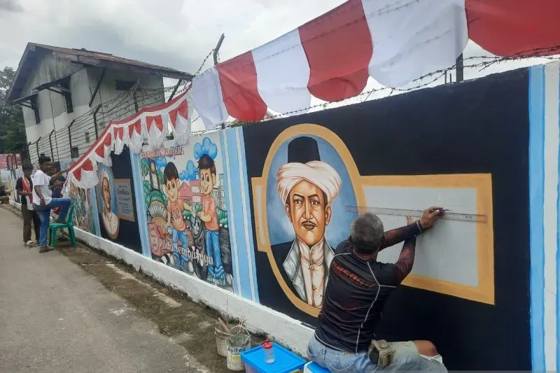 Peringati Hari Pahlawan, Seniman Jambi Lukis Mural Wajah Pahlawan di Tembok 65 meter