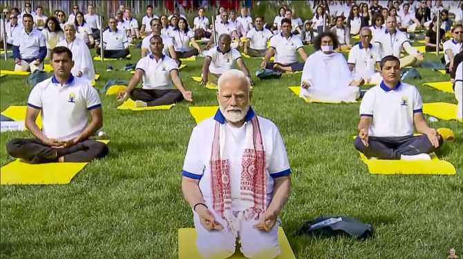 Peringati Hari Yoga Sedunia, PM India Ikuti Yoga di Markas PBB