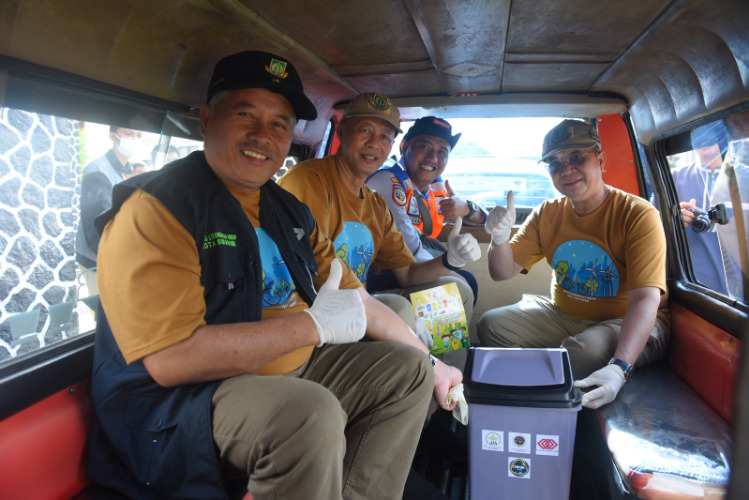 Peringati HPSN, Angkot di Kota Sukabumi Diberikan Tong Sampah Gratis