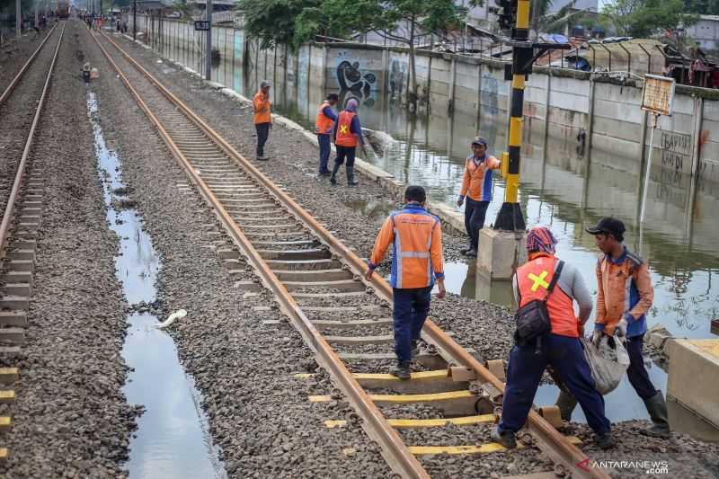 Perjalanan Commuter Line Lintas Tanah Abang-Rangkasbitung Terkendala Banjir