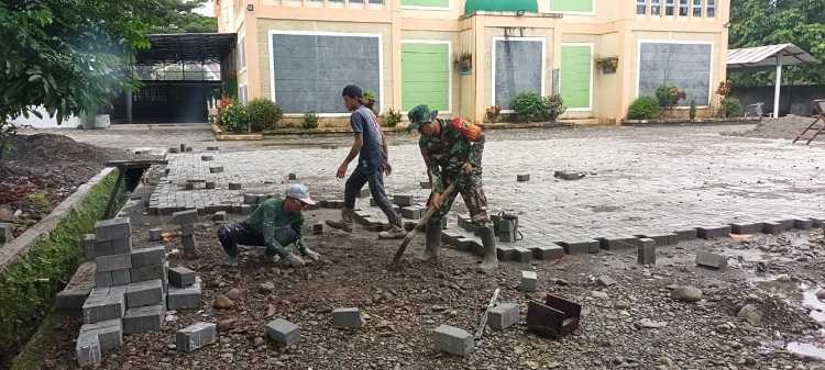 Perkokoh Kemanunggalan, Babinsa di Mimika Bersama Warga Kerja Bakti Pasang Paving Block