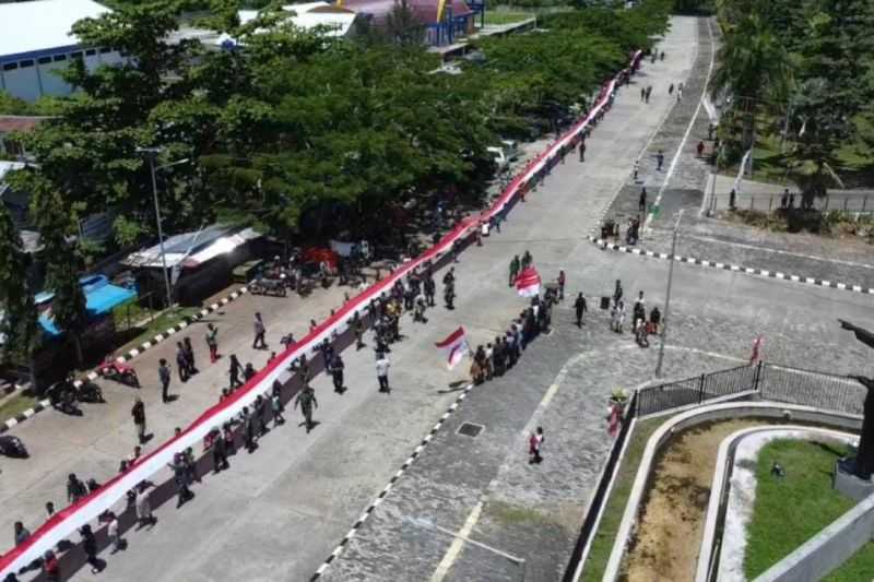 Perkuat Cinta Tanah Air, Yonif 122/TS Bentangkan Bendera Merah Putih Satu Kilometer di Jayapura
