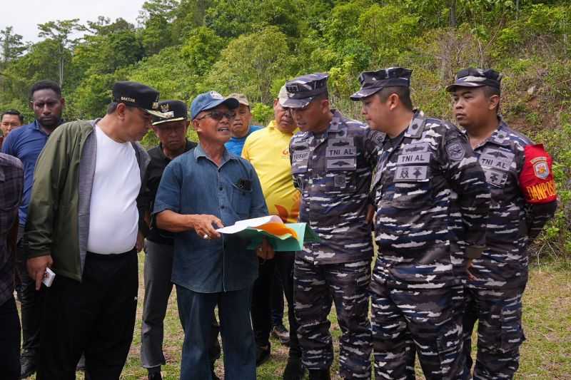 Perkuat Kolaborasi, Pj Gubernur Sulsel Tinjau Lokasi Pembangunan Pos TNI AL di Bone