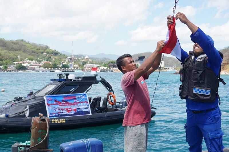 Perkuat Nasionalisme, Polairud Polda NTT Bagikan Bendera Merah Putih Sambut HUT RI