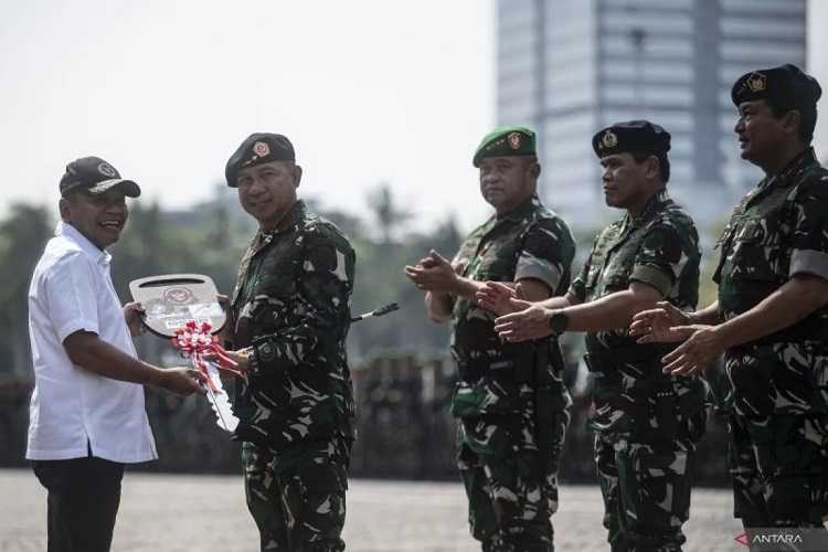 Perkuat Pertahanan, Kemenhan Serahkan 769 Alpahankam Buatan Dalam Negeri untuk TNI