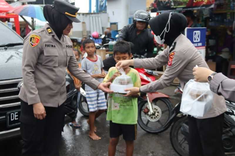 Perkuat Semangat Berbagi, Polwan Polda Maluku Bagi 250 Paket Takjil untuk Warga
