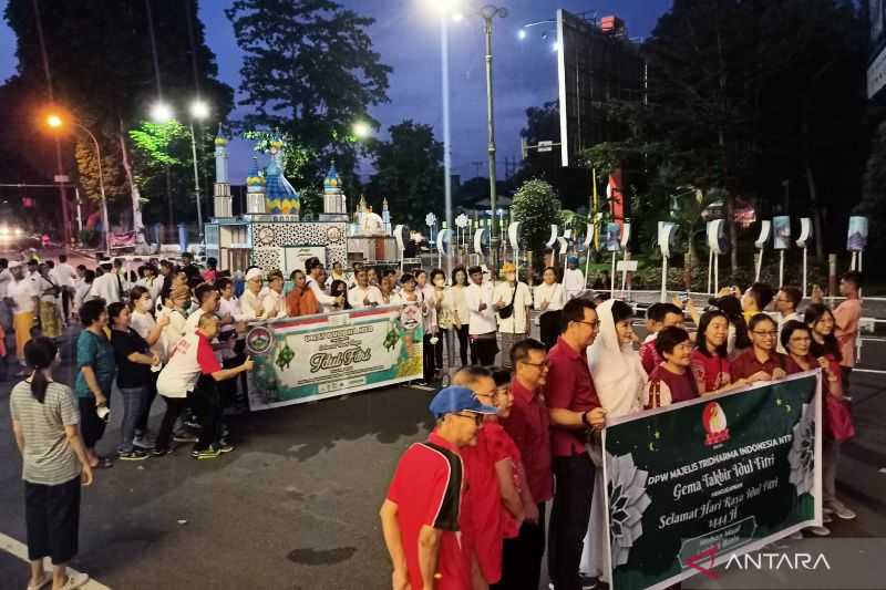 Perkuat Toleransi, Umat Hindu, Buddha, dan Kristen Ikuti Pawai Malam Takbiran di Mataram