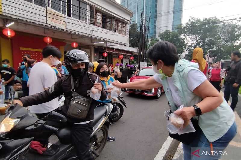 Perkuat Toleransi, Warga non-Muslim Berbagi Takjil ke Pengguna Jalan Raya di Bandung
