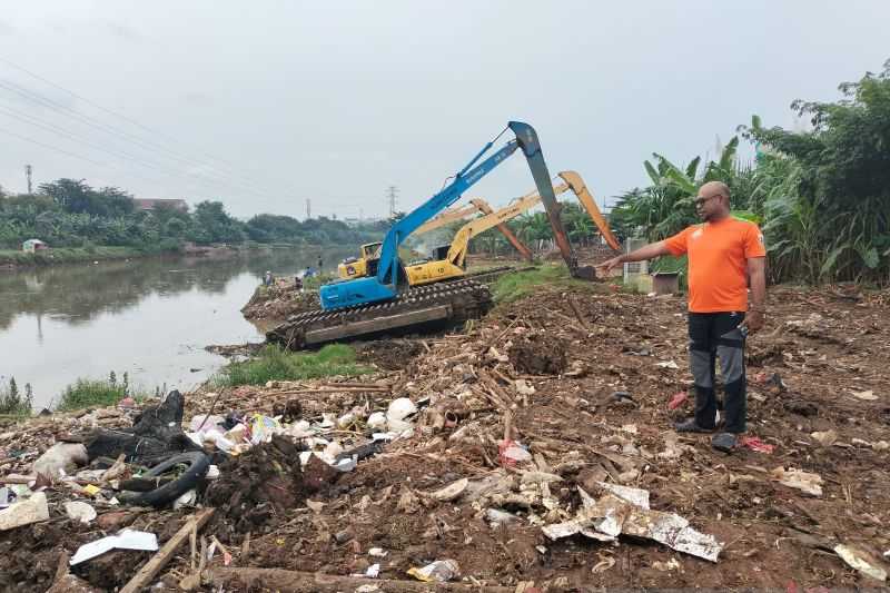 Perlintasan Kereta Api Ditutup, Sampah dari Banjir Kanal Barat Tak Bisa Diangkut, Truk Tak Bisa Lewat