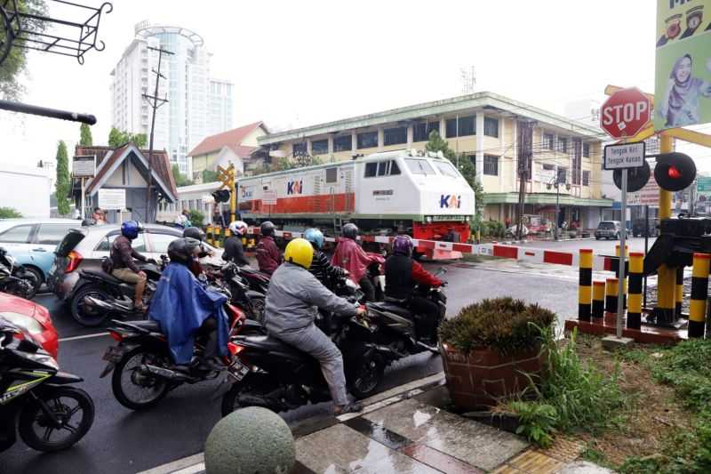 Perlintasan Kereta Rawan Kecelakaan, KAI: Kendaraan Harus Berhenti dan Dahului Kereta Lewat