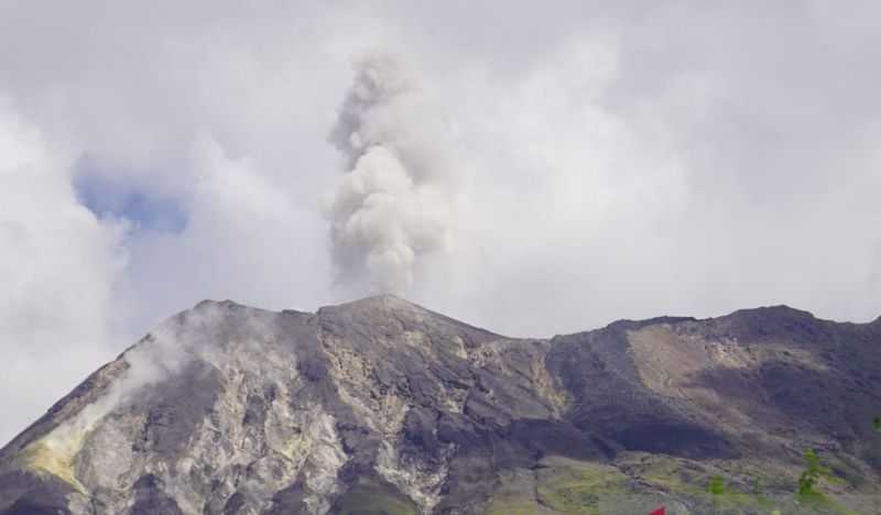 Perlu Waspada, Erupsi Setinggi 700 Meter Terjadi di Puncak Gunung Ile Lewotolok
