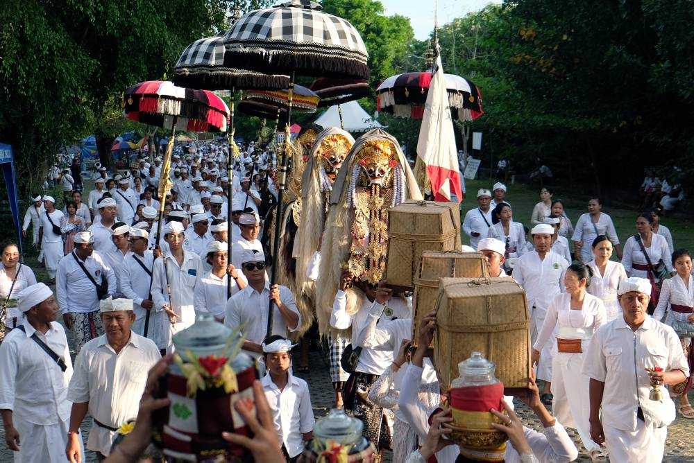 Persiapan Hari Raya Kuningan di Bali