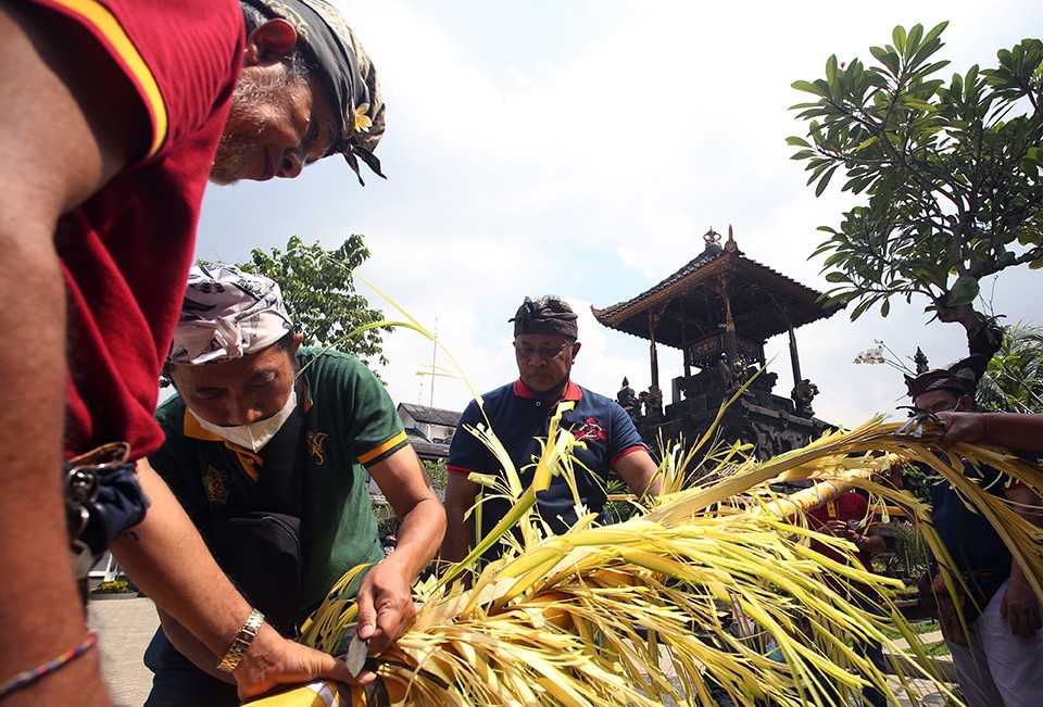 Persiapan Upacara Hari Raya Galungan