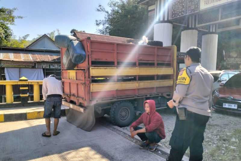 Personel cegat kendaraan muat babi tak dilengkapi surat di Tana Toraja