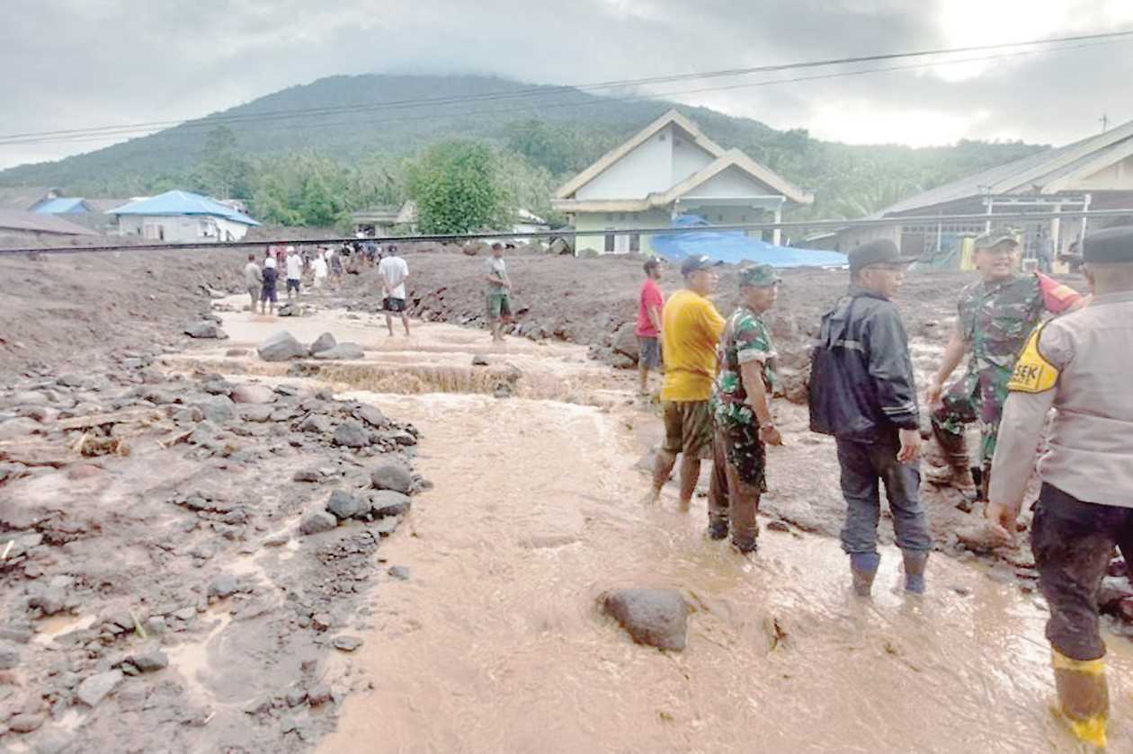 Personel Polda Malut Bersama TNI Selamatkan Korban Banjir Bandang Ternate