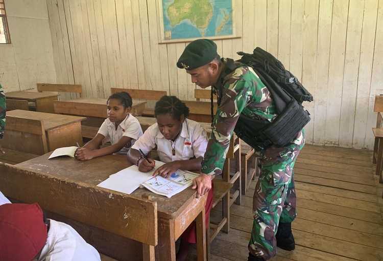 Personel Pos Makki Satgas Yonif Mekanis 203/AK Mengajar Siswa SD YPPGI di Lannya Jaya