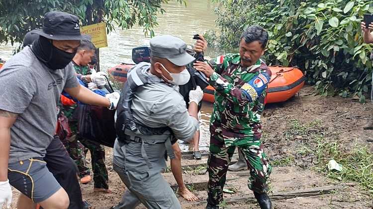 Personel Stasiun Bakamla Sambas Temukan 1 Korban Tenggelam Kecelakaan Kapal di Bengkayang
