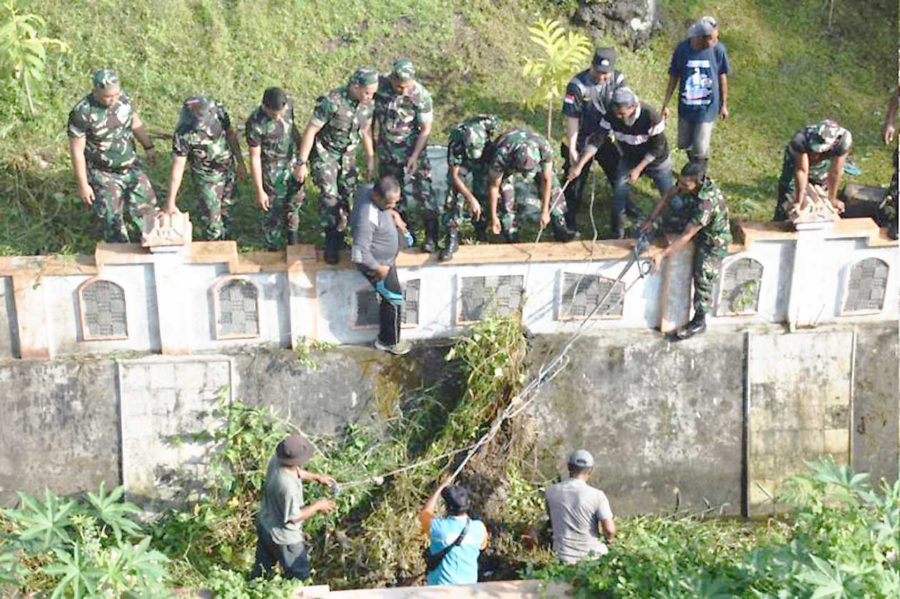 Personel TNI Bersama Warga Bersihkan Benteng Warisan Sejarah