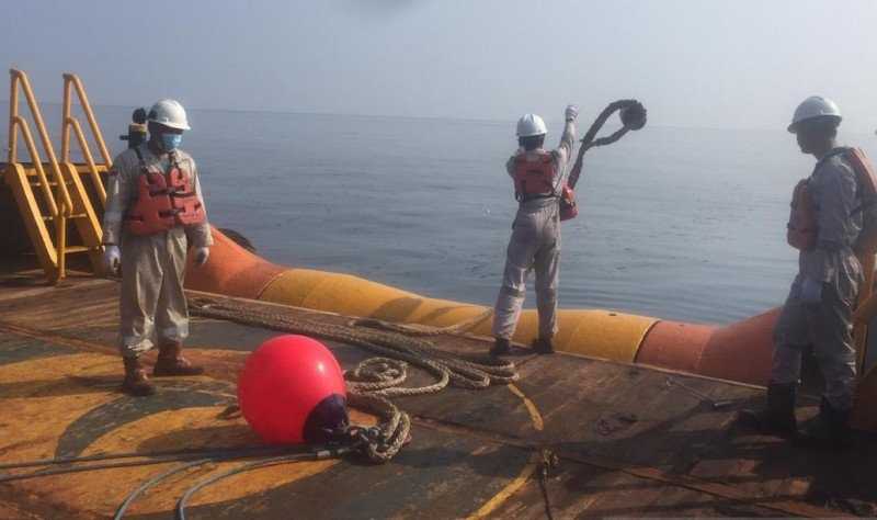 Pertamina Kerahkan Sejumlah Kapal Tangani Kebocoran Pipa di Karawang
