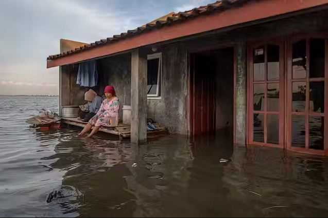 Perubahan Iklim Memaksa Warga Pantura 'Bedol Desa', Program Relokasi Tak Jelas